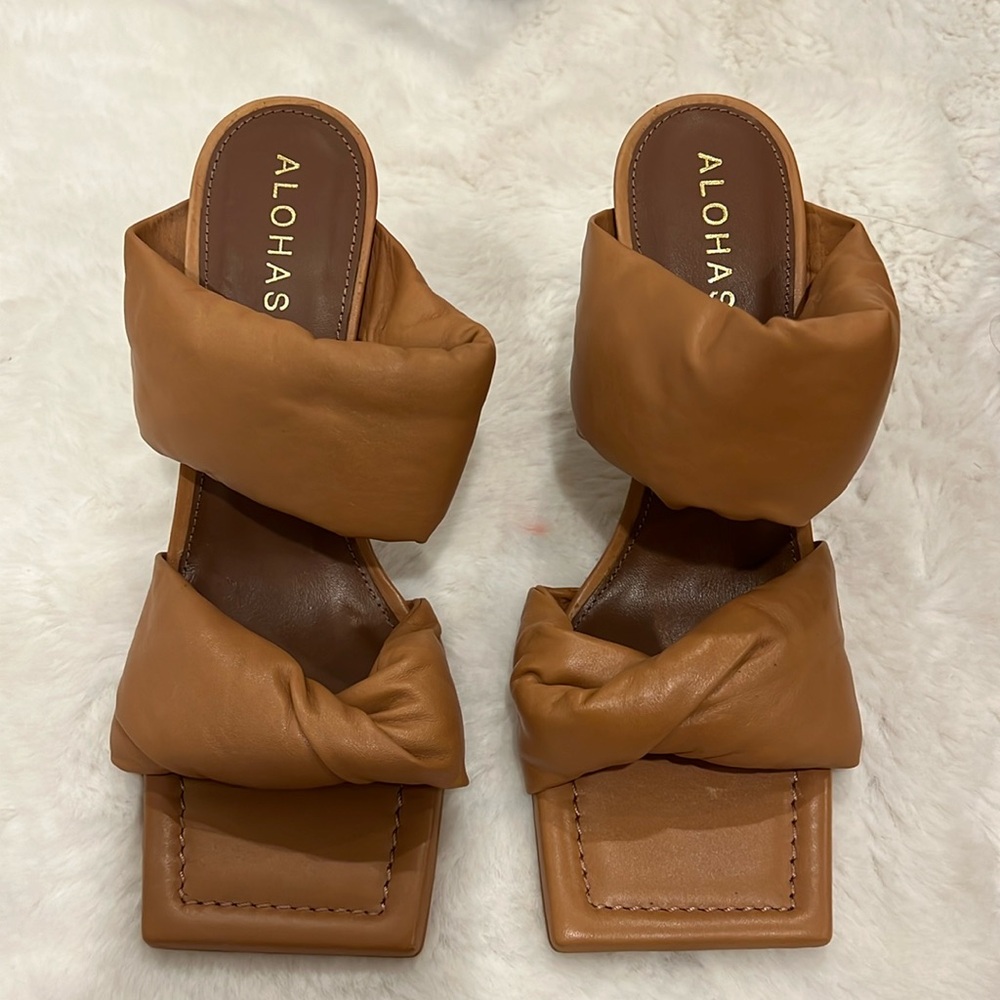 camel color alohas heel